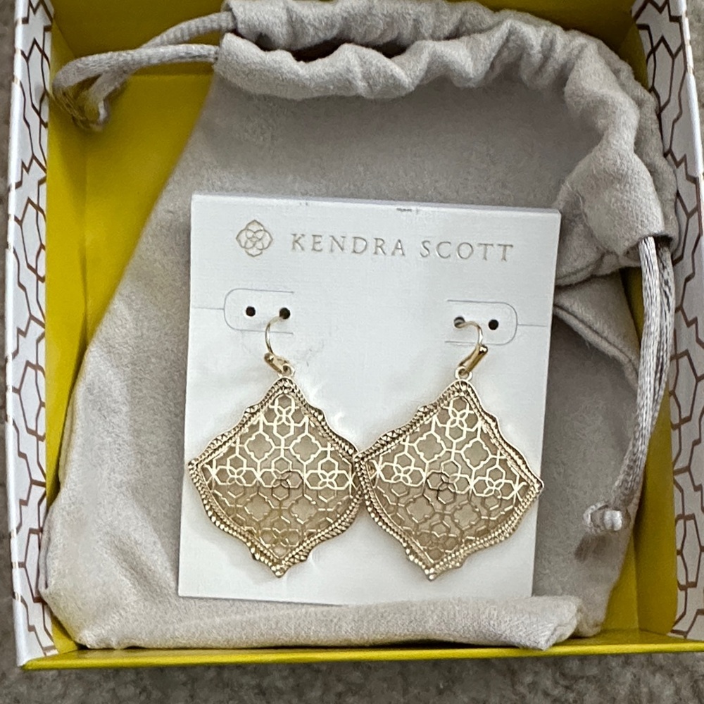 Kendra Scott Gold Kirsten Earrings!